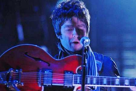 Noel Gallagher performs with Oasis (Photo: Live4ever)