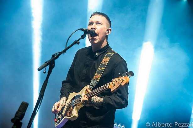 Laurie Vincent with Slaves at the Forum, London. January 2016. (Photo: Alberto Pezzali for Live4ever Media)