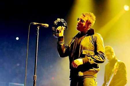 Liam Gallagher and Andy Bell, latterly of Beady Eye, perform with Oasis in New York (Photo: Live4ever)