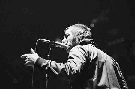 Beady Eye's Liam Gallagher addresses the crowd whilst still with Oasis - Madison Square Garden, 2008 (Photo: Live4ever)