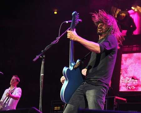 Dave Grohl leads bandmate Chris Shiftlett during a Foo Fighters concert at Madison Square Garden, 2008 (Photo: Live4ever)