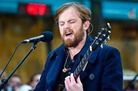 Caleb Followill performs with Kings Of Leon in NY (Photo: Live4ever)