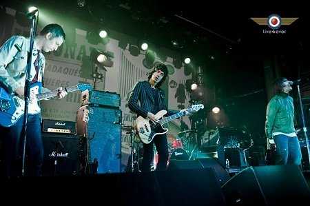 Liam Gallagher and Andy Bell of Beady Eye perform with touring bassist Jeff Wootton in NYC (Photo: Live4ever)