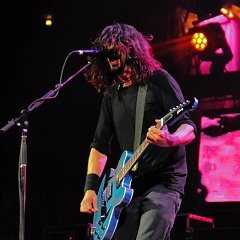 Dave Grohl on stage with Foo Fighters in New York City (Photo: Live4ever)