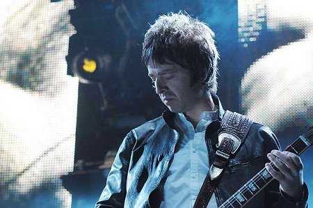 Noel Gallagher performs with Oasis in NY, 2009 (Photo: Live4ever)
