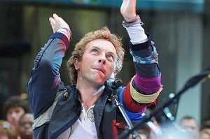 Chris Martin leads Coldplay during a performance in the USA (Photo: Live4ever)