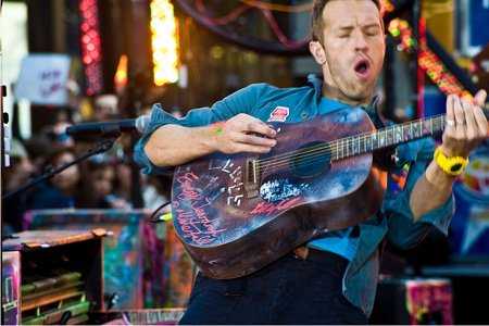 Chris mArtin performs with Coldplay in NYC (Photo: Live4ever Media)