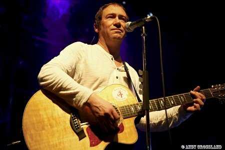 Simon Fowler onstage with Ocean Colour Scene (Photo: Andy Crossland for Live4ever Media)