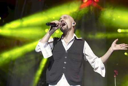 Tim Booth leads James at Leeds' First Direct Arena, Nov 2014 (Photo: Gary Mather for Live4ever)
