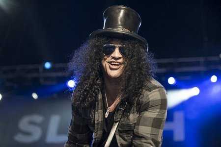 Slash performing solo in Manchester, 2014 (Photo: Gary Mather for Live4ever Media)