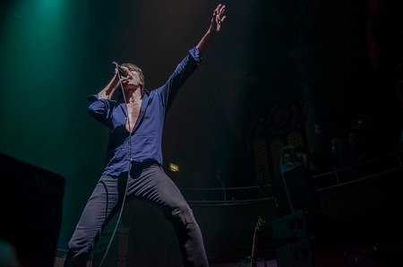 Brett Anderson leading Suede live in Manchester (Photo: Gary Mather for Live4ever Media)