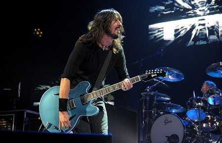 Dave Grohl onstage with the Foo Fighters (Photo: Paul Bachmann for Live4ever Media)