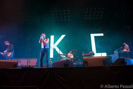 Kaiser Chiefs playing the O2 in London (Alberto Pezzali for Live4ever)