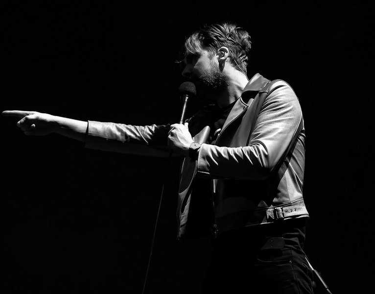 Kaiser Chiefs playing the O2 in London (Alberto Pezzali for Live4ever)