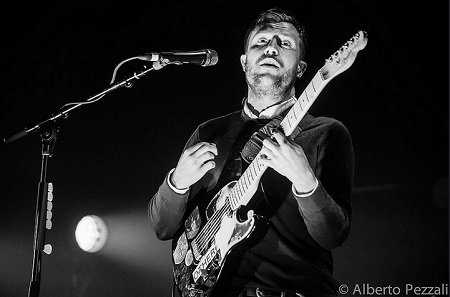 Orlando Weeks performing with The Maccabees in London, January 2016. (Photo: Alberto Pezzali for Live4ever Media)