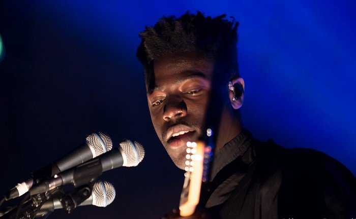 Moses Sumney playing the Union Chapel in London (Alberto Pezzali for Live4ever)