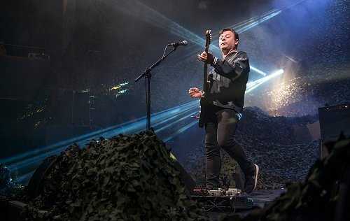 James Dean Bradfield with Manic Street Preachers on the Holy Bible anniversary tour @ Wolverhampton Civic Hall (Photo: Gary Mather for Live4ever Media)