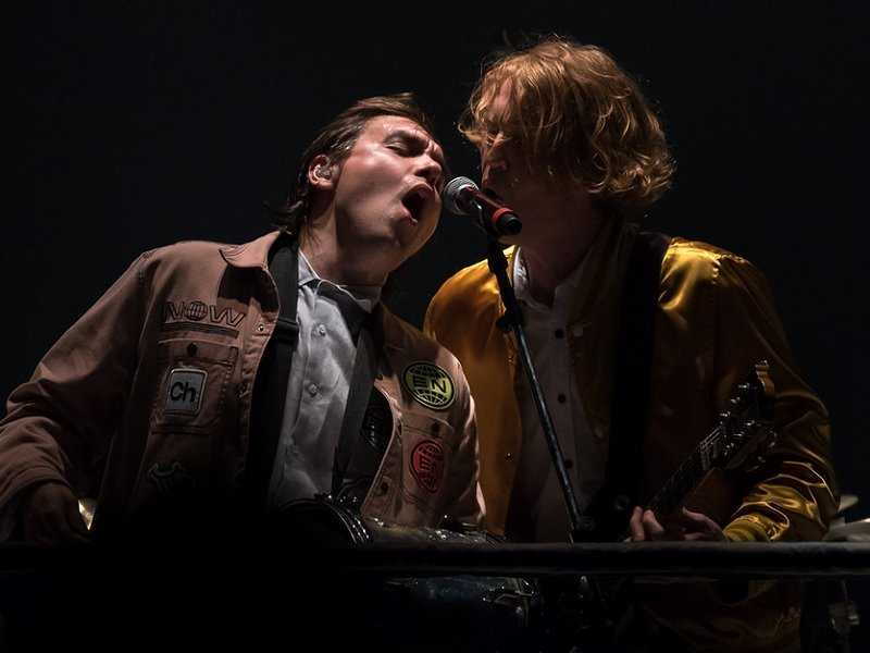 Will Butler and Richard Reed Parry with Arcade Fire live in London (Alberto Pezzali / Live4ever)