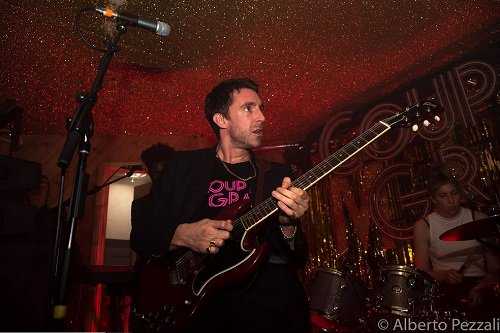 Miles Kane performing at the Moth Club in London (Alberto Pezzali / Live4ever)