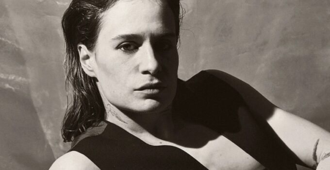 ‘This song makes me cry’ – Christine And The Queens shares ‘rentrer chez moi’