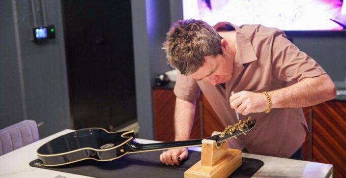 Noel Gallagher’s custom ’78 Les Paul guitar to be sold at Gibson Garage in London